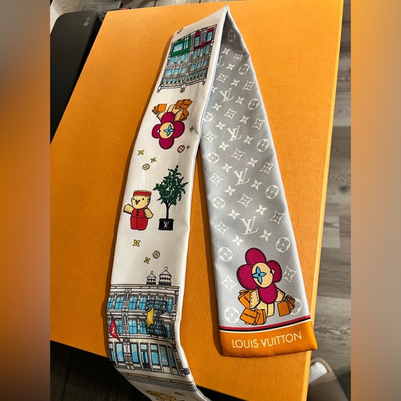 Louis Vuitton Vivienne Silk Satin Bandeau Twilly Light Grey Pink - Picture 9 of 11